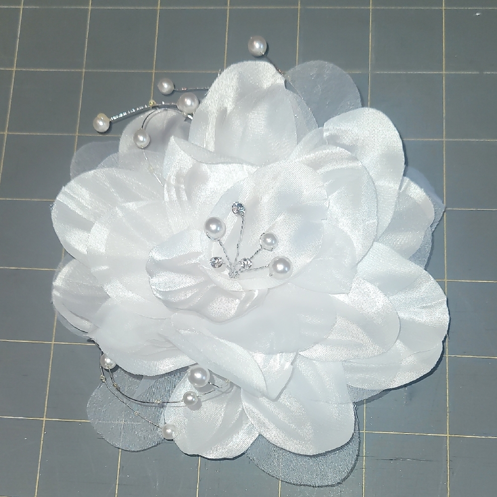 Elegant White Floral Hair Clip